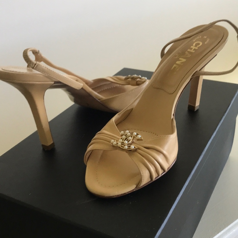 CHANEL LEATHER OPEN TOE SLING BACK HEEL WITH CC PEARL DETAIL